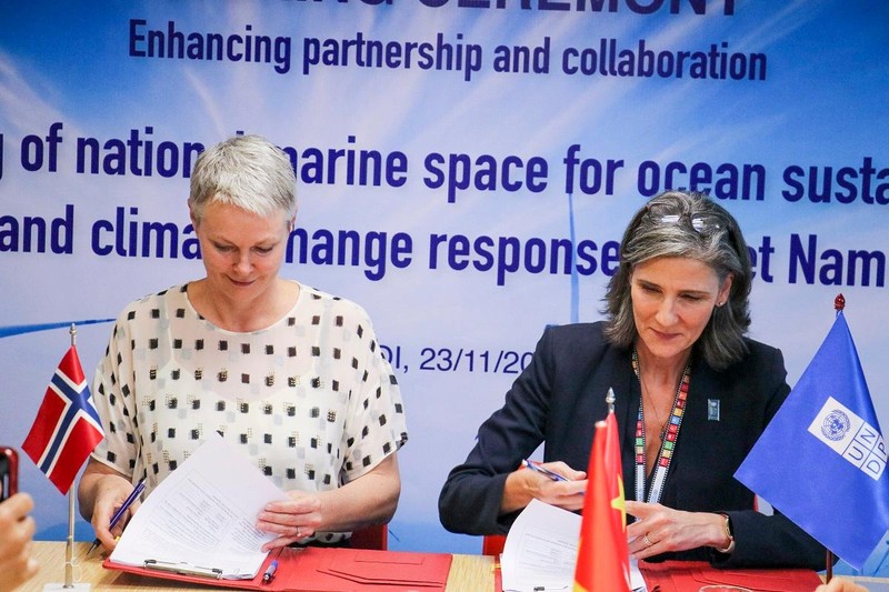 Trưởng đại diện thường trú UNDP tại Việt Nam Ramla Khalidi (phải) và Đại sứ Na Uy tại Việt Nam Hilde Solbakken ký kết thỏa thuận. (Ảnh: UNDP)