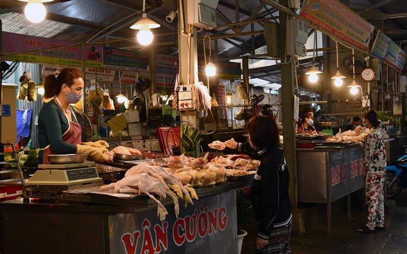 Thực phẩm tươi sống được bày bán tại một chợ trên địa bàn Hà Nội. (Ảnh ÐĂNG DUY) 