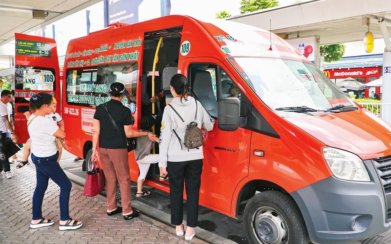 Hành khách đón xe buýt tuyến 109 ở khu vực làn B ga quốc nội, một trong ba tuyến xe buýt hoạt động ở sân bay Tân Sơn Nhất. 