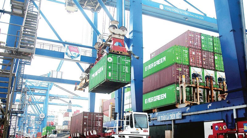 Vận chuyển hàng hóa tại cảng Tân Cảng Cát Lái (thành phố Thủ Ðức). 