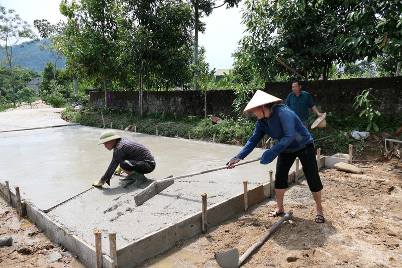 Được hỗ trợ xi măng, người dân xã Việt Lâm, huyện Vị Xuyên tích cực làm đường bê tông nông thôn