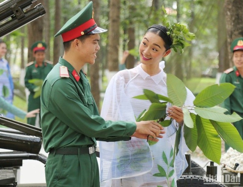 Các chiến sĩ cùng người mẫu trình diễn bộ sưu tập tái hiện hình ảnh hoa sen và tơ lụa trên chiếc áo dài Việt 