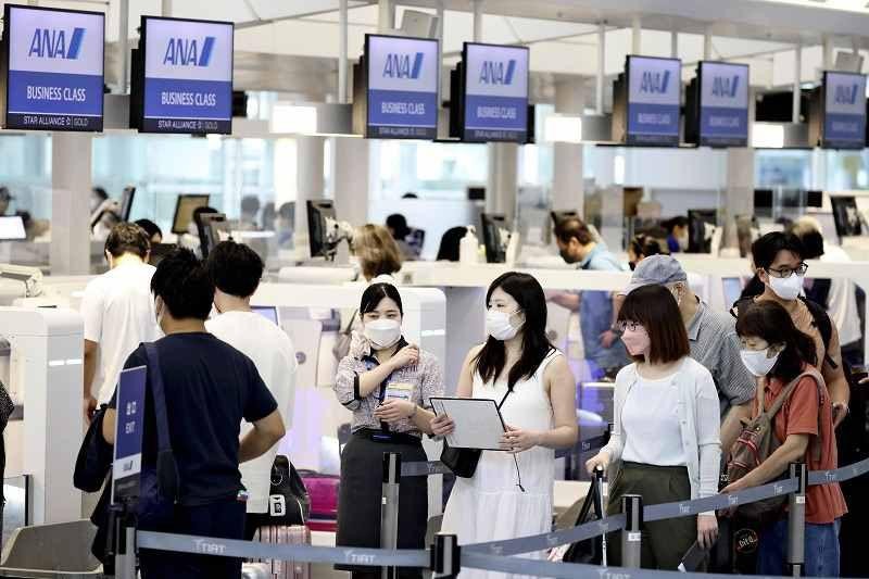 Việc dỡ bỏ hạn chế đi lại tại các thị trường như Nhật Bản sẽ đẩy nhanh tốc độ hồi phục kinh tế của ngành hàng không trong khu vực. Ảnh: AP.
