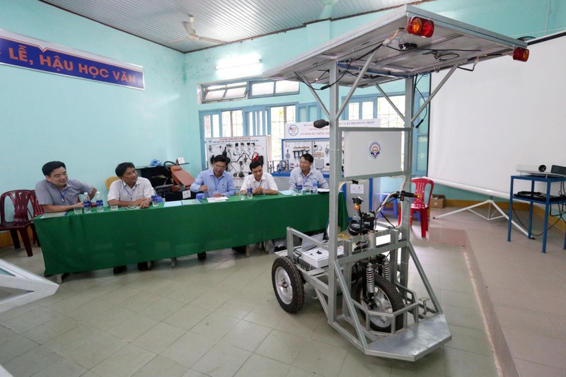 “Mô hình xe điện ba bánh sử dụng năng lượng mặt trời” của đoàn Thừa Thiên Huế tham dự Hội thi Thiết bị đào tạo tự làm năm 2019 tại Thừa Thiên Huế.