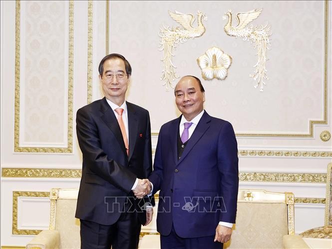 Chủ tịch nước Nguyễn Xuân Phúc hội kiến Thủ tướng Hàn Quốc Han Duck Soo. (Ảnh: TTXVN)