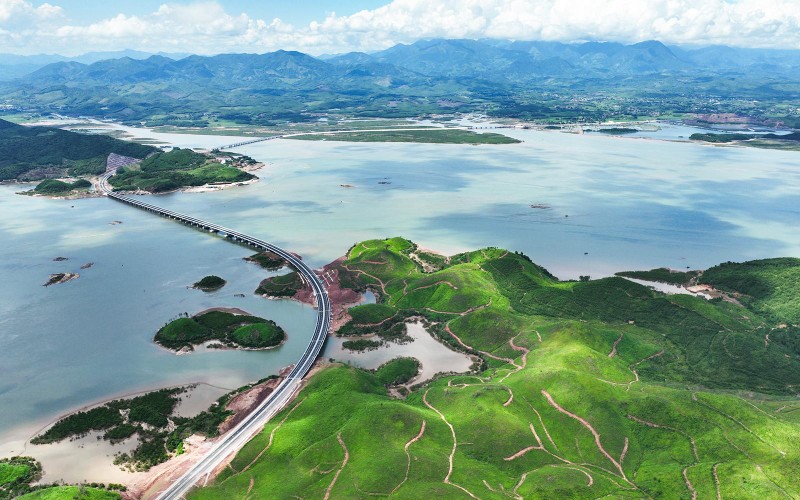 Tuyến Vân Đồn-Móng Cái là đoạn cuối được hoàn thành của tuyến đường cao tốc xuyên tỉnh Quảng Ninh dài 176km.