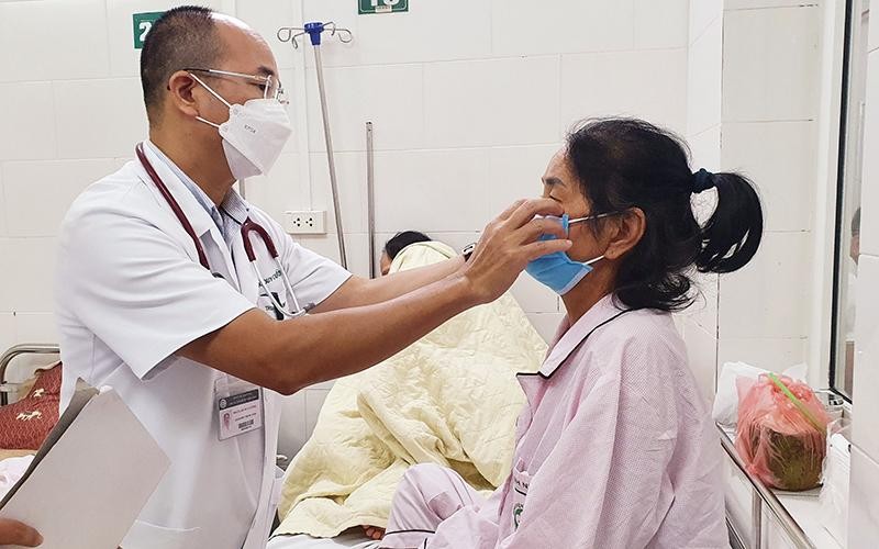 Phó Giáo sư, Tiến sĩ Đỗ Duy Cường thăm khám cho bệnh nhân nhiễm nấm đen điều trị tại Trung tâm Bệnh nhiệt đới (Bệnh viện Bạch Mai).