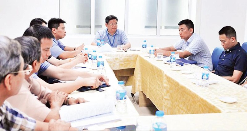 Buổi đối thoại giữa UBND quận Hoàn Kiếm với các hộ dân thuộc diện giải phóng mặt bằng một dự án. (Ảnh CÔNG THỌ) 