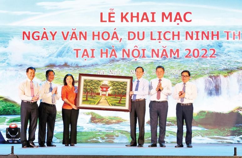 Lãnh đạo Thành ủy Hà Nội trao bức tranh Khuê Văn Các tặng đại diện lãnh đạo Tỉnh ủy, UBND tỉnh Ninh Thuận.