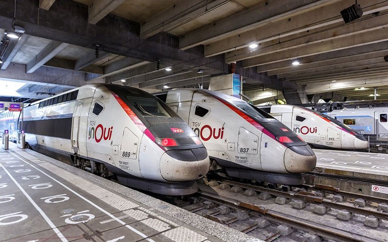 Tàu cao tốc TGV, tuyến đường sắt chính của du lịch đường dài ở Pháp.