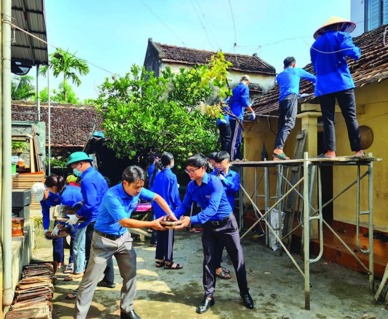 Thanh niên tình nguyện huyện Quốc Oai sửa chữa nhà cho gia đình chính sách. 