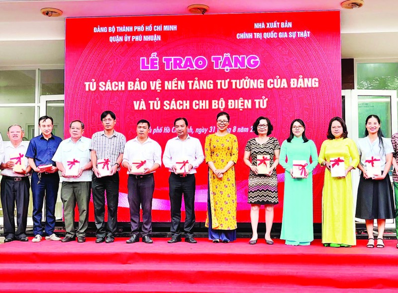  Trao tặng sách cho các phường thuộc quận Phú Nhuận.