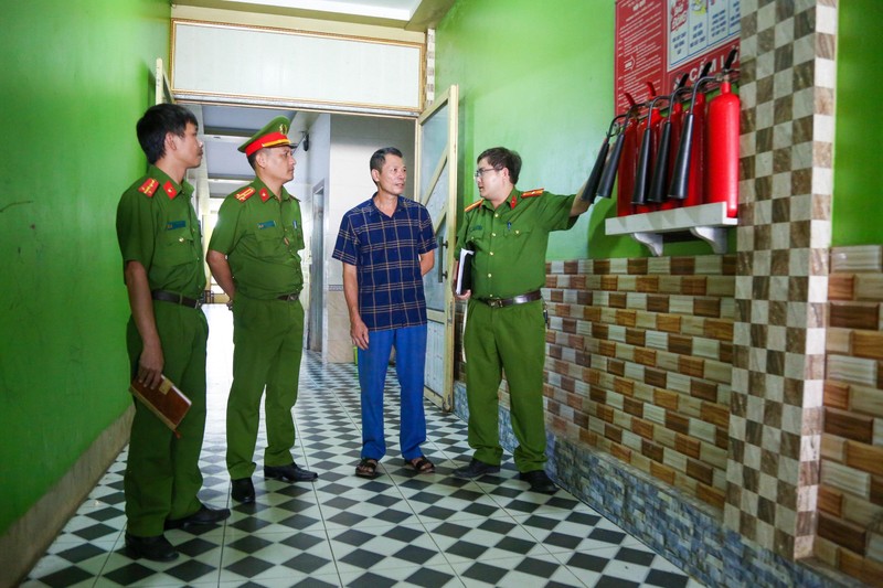 Kiểm tra công tác phòng cháy, chữa cháy tại một cơ sở kinh doanh dịch vụ karaoke tại thành phố Vinh (Nghệ An). (Ảnh: ĐẶNG CƯỜNG)