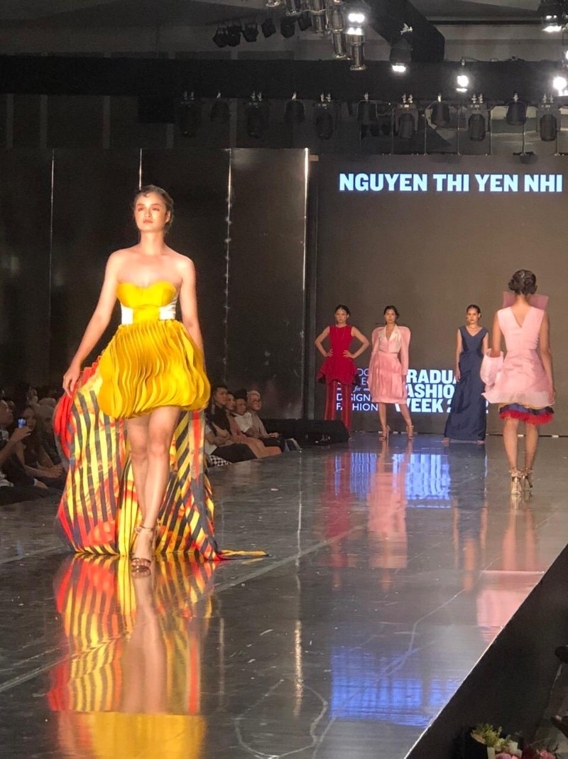 Thiết kế thời trang, một lĩnh vực đang phát triển mạnh mẽ của công nghiệp văn hóa Việt Nam. Trong ảnh: Một buổi trình diễn thời trang ấn tượng của các nhà thiết kế trẻ tại khách sạn Mélia Hà Nội.