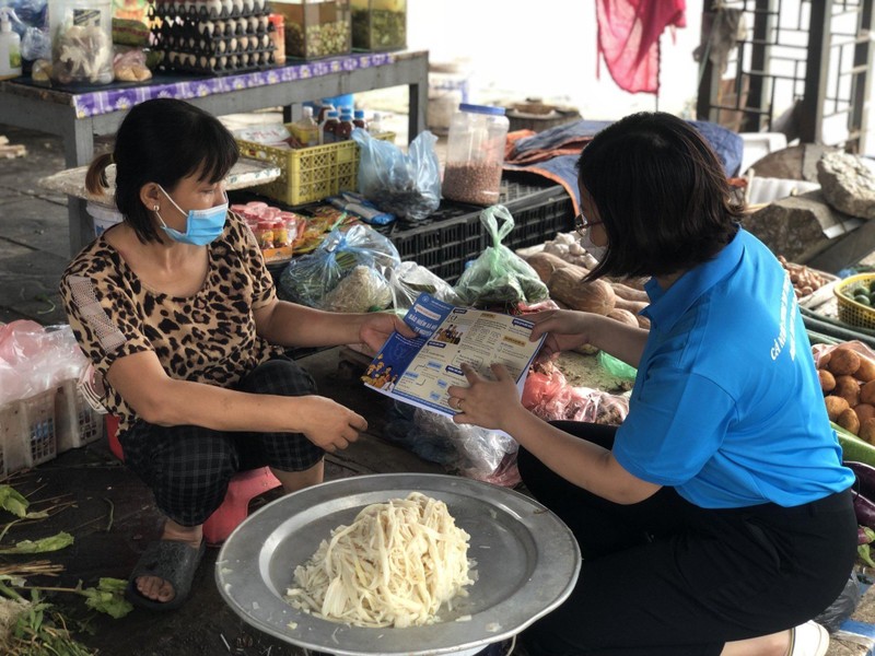 Tuyên truyền, vận động người dân tham gia bảo hiểm xã hội tự nguyện tại quận Long Biên (Hà Nội). (Ảnh: TRUNG TÂM)