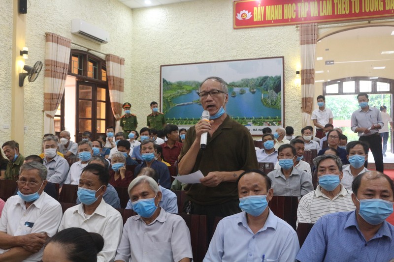Đại diện nhân dân thị trấn Ba Sao (huyện Kim Bảng, tỉnh Hà Nam) nêu ý kiến tại hội nghị đối thoại với người đứng đầu cấp ủy, chính quyền.