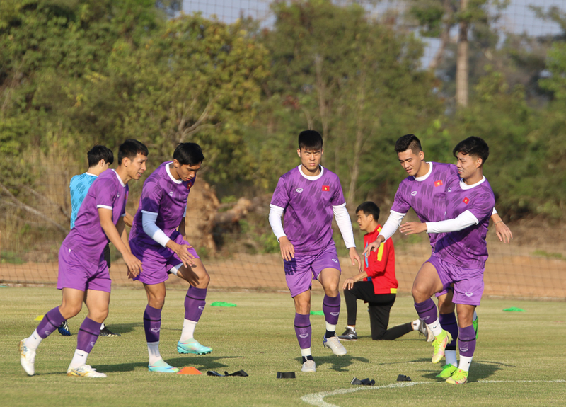 Đội tuyển Việt Nam tập luyện tại Vientiane (Lào) chuẩn bị cho trận ra quân tại AFF Cup 2022. (Ảnh: VFF)