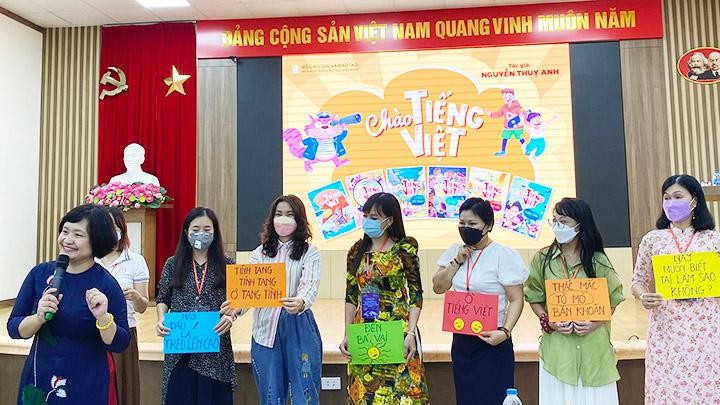 TS Nguyễn Thụy Anh (ngoài cùng, bên trái) giao lưu với các giáo viên dạy tiếng Việt tại nước ngoài.
