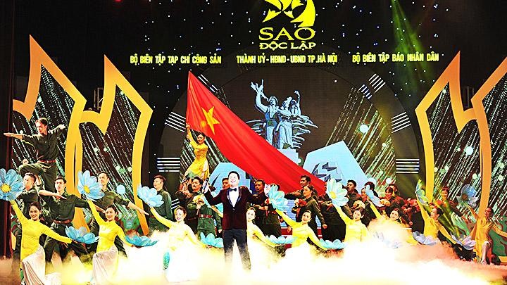 Tiết mục múa hát tại chương trình giao lưu nghệ thuật "Sao Độc lập - Việt Nam đất nước anh hùng". Ảnh: NGUYỄN ĐĂNG