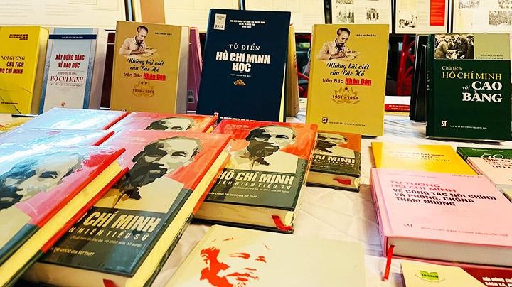 Trưng bày sách về Chủ tịch Hồ Chí Minh. Ảnh: THANH TÂM