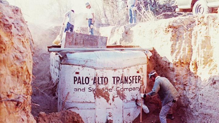 Khai quật chiếc thùng xe từng chứa 26 học sinh và lái xe dưới lòng đất năm 1976.