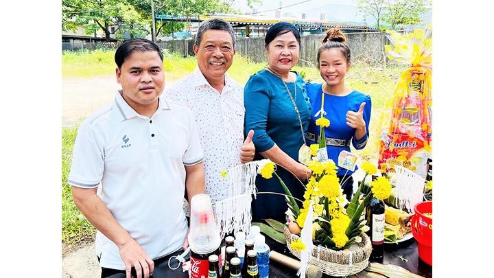 Gia đình bà Trần Thị Nguyện cùng tham gia Tết cổ truyền Bunpimay 2022 với sinh viên Lào.