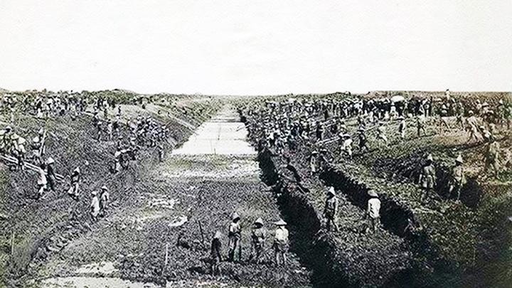 Dân công khơi dòng kênh Chợ Gạo. Ảnh tư liệu 