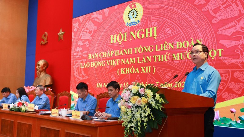 Đồng chí Nguyễn Đình Khang, Ủy viên Trung ương Đảng, Chủ tịch Tổng Liên đoàn Lao động Việt Nam phát biểu tại Hội nghị.