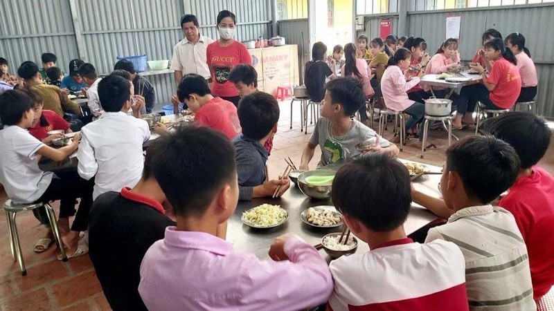 Giờ ăn của học sinh Trường phổ thông dân tộc bán trú trung học cơ sở xã Đổng Xá, huyện Na Rì. (Ảnh: Tùng Vân)