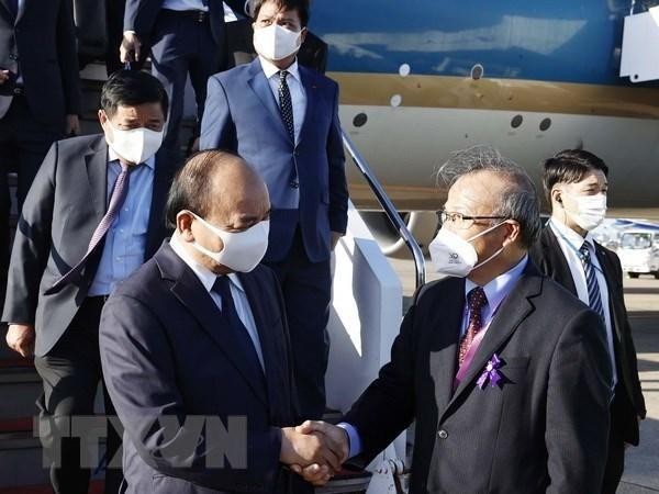 Chủ tịch nước Nguyễn Xuân Phúc tới sân bay quốc tế Haneda (Tokyo), bắt đầu tham dự các hoạt động của Lễ Quốc tang cố Thủ tướng Abe Shinzo. (Ảnh: Thống Nhất/TTXVN)