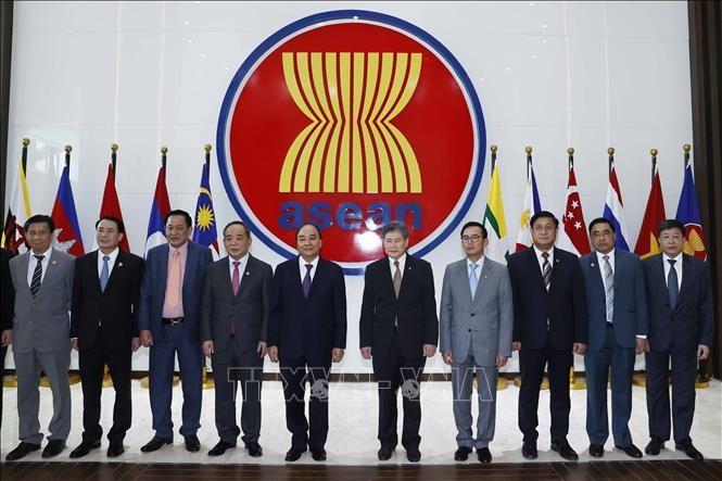 Chủ tịch nước Nguyễn Xuân Phúc với Tổng Thư ký Tổng Thư ký ASEAN Lim Jock Hoi và Đại sứ, Đại biện Phái đoàn các nước ASEAN tại Jakarta. (Ảnh: Thống Nhất/TTXVN)