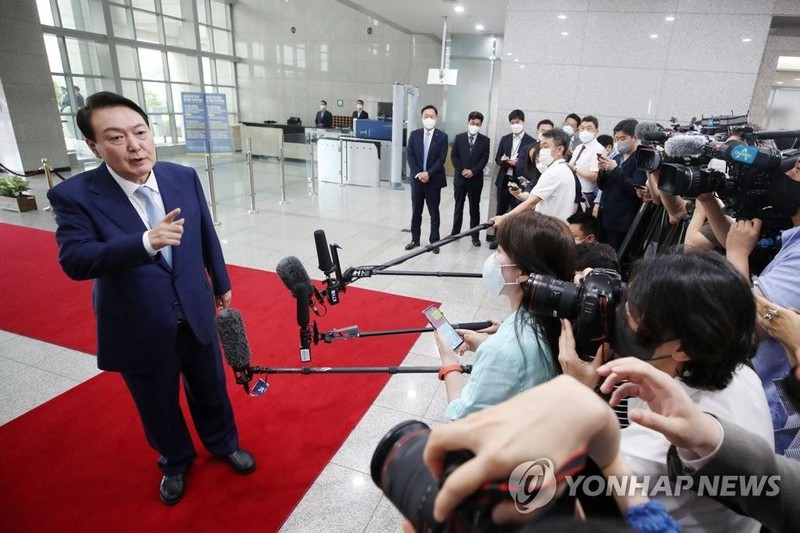 Tổng thống Hàn Quốc Yoon Suk Yeol trả lời các câu hỏi của phóng viên tại Văn phòng Tổng thống ở Seoul, ngày 5/7/2022. (Ảnh: Yonhap)