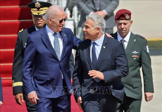 Tổng thống Mỹ Joe Biden (trái) và Thủ tướng Israel Yair Lapid tại lễ đón ở sân bay Ben Gurion, Israel, ngày 13/7/2022. (Ảnh: AFP/TTXVN)