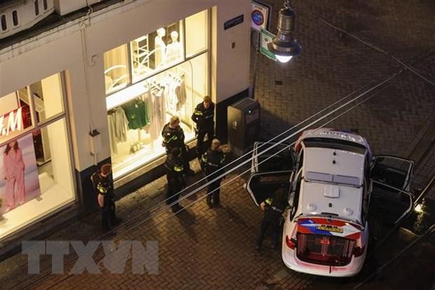 Cảnh sát được triển khai tại hiện trường vụ bắt giữ con tin ở trung tâm thủ đô Amsterdam, Hà Lan, ngày 22/2/2022. (Ảnh: AFP/TTXVN)