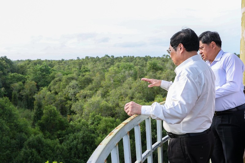 Thủ tướng Phạm Minh Chính và đoàn công tác khảo sát Khu Bảo tồn thiên nhiên đất ngập nước Lung Ngọc Hoàng. (Ảnh: Nhật Bắc)