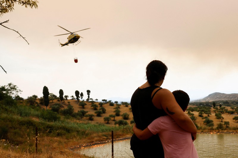 Trực thăng tiếp nước chữa cháy rừng ở Alhaurin el grande, Tây Ban Nha, ngày 15/7/2022. (Ảnh: Reuters)