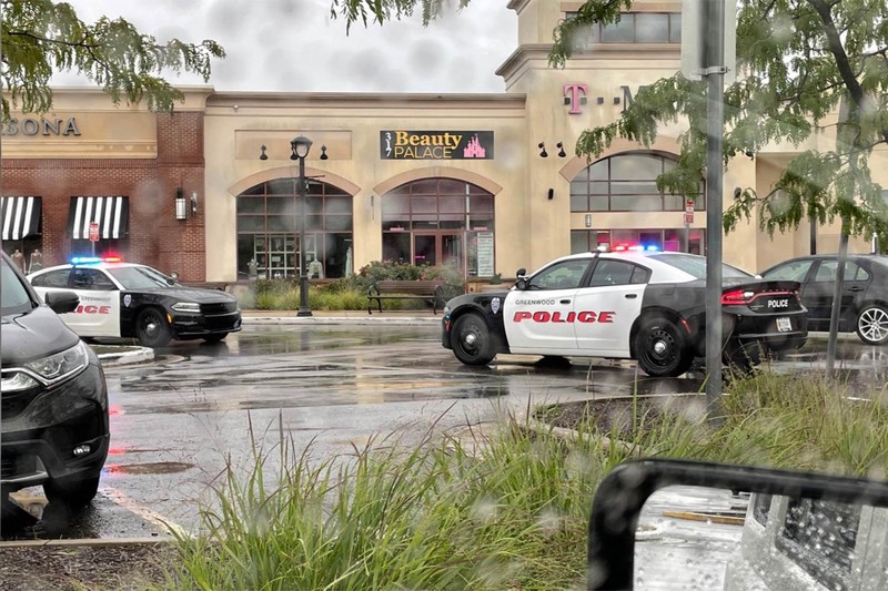 Xe cảnh sát tại hiện trường vụ xả súng ở trung tâm mua sắm Greenwood Park, Greenwood, Indiana, Mỹ, ngày 17/7/2022. (Ảnh: New York Post)