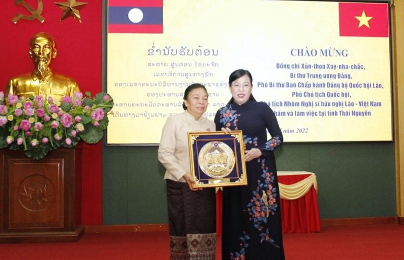 Đồng chí Phó Chủ tịch Quốc hội Lào tặng quà lưu niệm Bí thư Tỉnh uỷ Thái Nguyên.