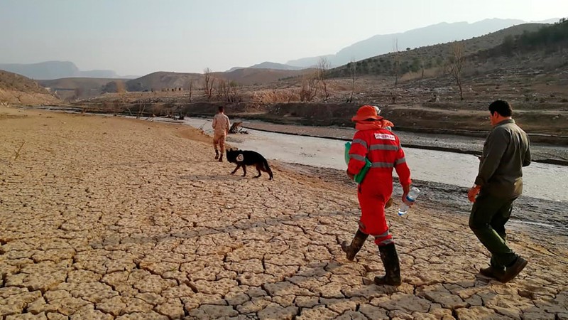 Các nhân viên cứu hộ tìm kiếm những người còn mất tích do lũ quét ở tỉnh Fars, miền nam Iran, ngày 23/7/2022. (Ảnh: Hiệp hội Trăng lưỡi liềm đỏ Iran/AP)