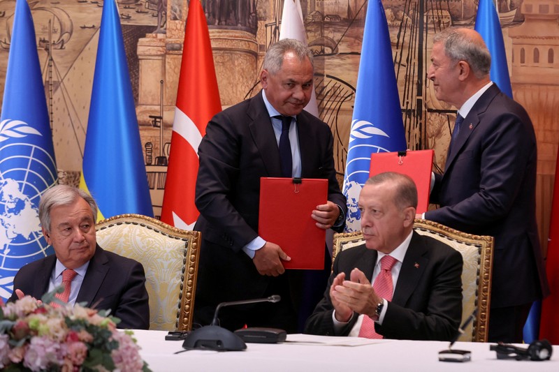 Tổng Thư ký Liên hợp quốc Antonio Guterres, Bộ trưởng Quốc phòng Nga Sergei Shoigu và Tổng thống Thổ Nhĩ Kỳ Recep Tayyip Erdogan tham dự lễ ký kết tại Istanbul, Thổ Nhĩ Kỳ, ngày 22/7/2022. (Ảnh: Reuters)
