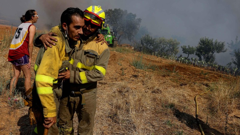 Lính cứu hỏa tại 1 đám cháy rừng ở Faramontanos de Tabara, Tây Ban Nha, ngày 19/7/2022. (Ảnh: Reuters)