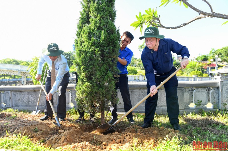 Bí thư Trung ương Đảng, Trưởng Ban Tuyên giáo Trung ương Nguyễn Trọng Nghĩa cùng các đại biểu trồng cây tùng bút tại Nghĩa trang Liệt sĩ quốc gia Đường 9.