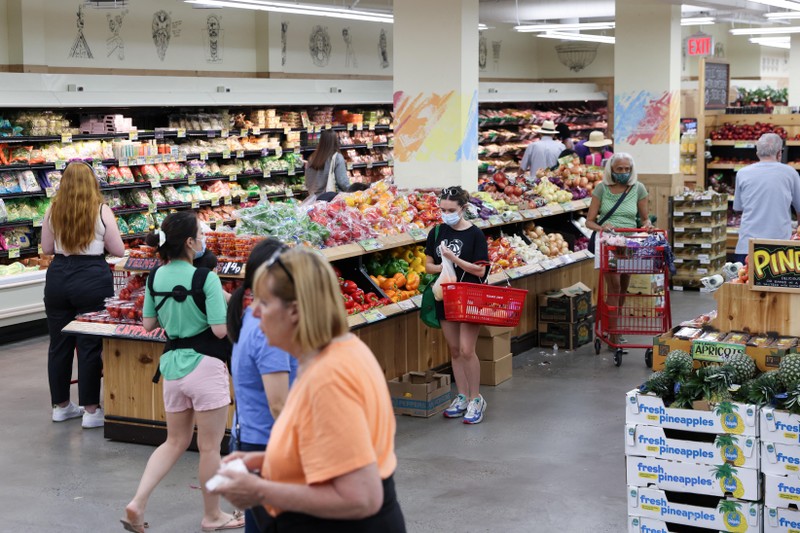 Người dân Mỹ mua sắm trong siêu thị ở Manhattan, New York. (Ảnh: Reuters)
