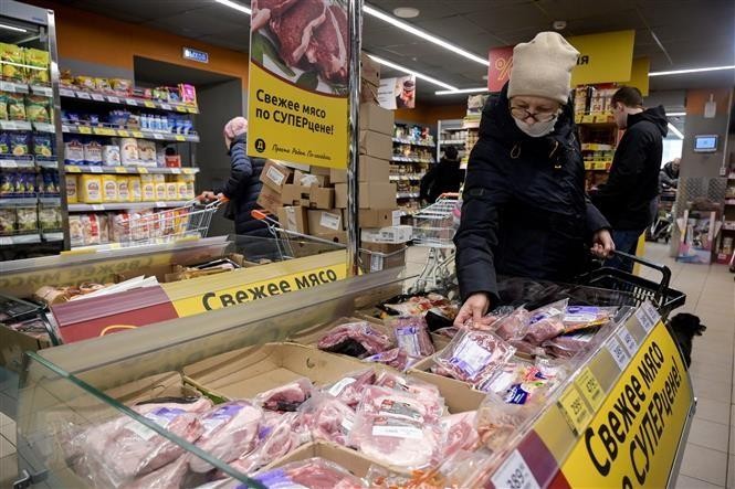 Người dân mua hàng tại siêu thị ở Moskva, Nga. (Ảnh: AFP/ TTXVN)