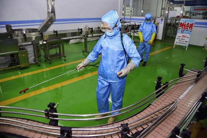 Phun thuốc khử trùng để phòng dịch Covid-19 tại nhà máy ở Bình Nhưỡng, Triều Tiên. (Ảnh: Kyodo/TTXVN)
