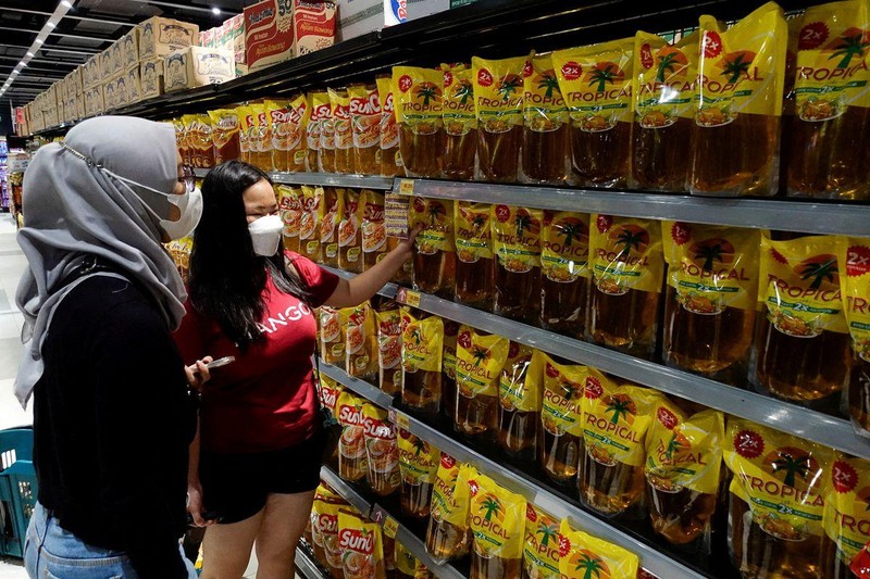 Người dân Indonesia mua dầu ăn tại siêu thị ở thủ đô Jakarta, ngày 27/3/2022. (Ảnh: Reuters)