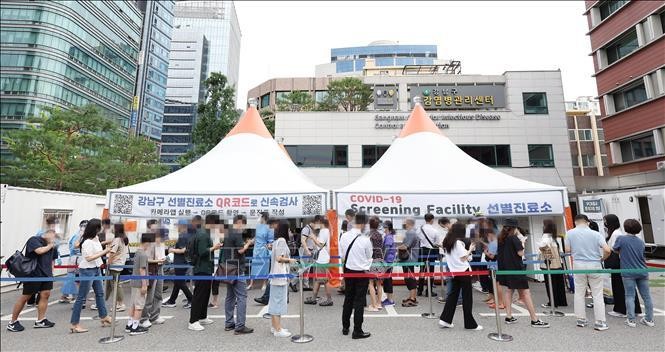 Người dân chờ xét nghiệm Covid-19 tại điểm xét nghiệm ở Seoul, Hàn Quốc, ngày 12/7/2022. (Ảnh: YONHAP/TTXVN)