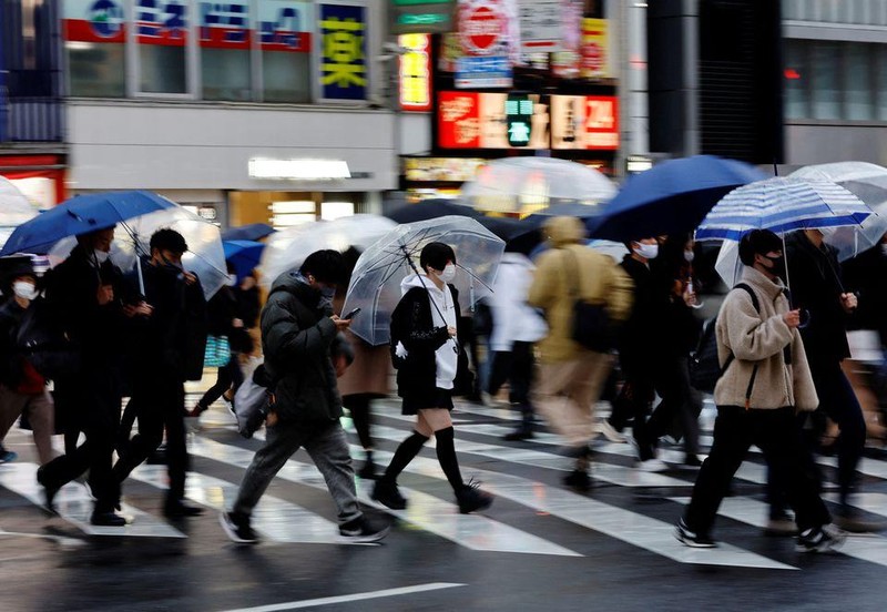 Người dân đeo khẩu trang tại một khu mua sắm ở Tokyo, Nhật Bản, ngày 22/3/2022. (Ảnh: Reuters)