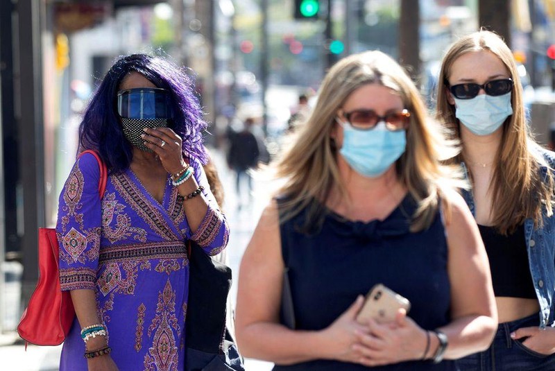 Người dân Mỹ đeo khẩu trang bảo vệ trên đường phố Los Angeles, California, Mỹ. (Ảnh: Reuters)