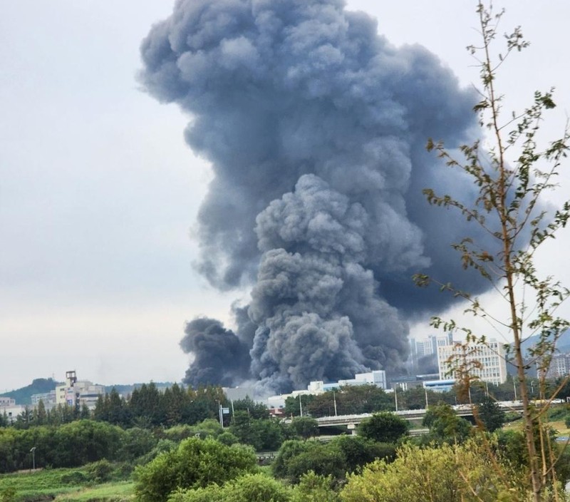 Cột khói lớn bốc lên từ đám cháy trung tâm thương mại Hyundai Premium Outlet ở Daejeon, Hàn Quốc, sáng 26/9/2022. (Ảnh: Yonhap)